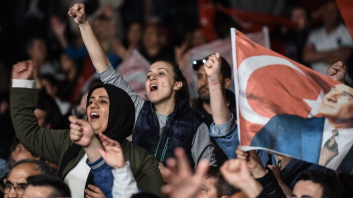 Türkei - Anhänger von Ekrem Imamoglu 2019 in Istanbul