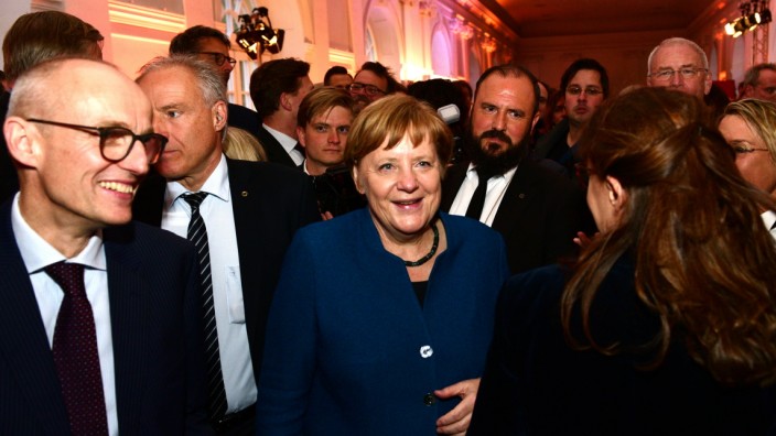 SZ-Nacht in Berlin: Bundeskanzlerin Angela Merkel und SZ-Chefredakteur Wolfgang Krach (links) auf der SZ-Nacht in Berlin.
