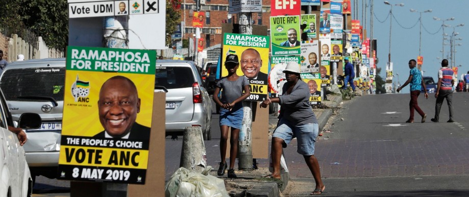 Südafrika - Wahlplakate zieren eine Straße in Alexandra