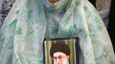 Iran: Spekulationen um Atomprogramm: Eine Frau hält ein Portät des Revolutionsführers Ayatollah Chomeini hoch.