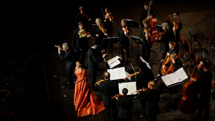Konzert: Primadonna mit Gefolge: die Sopranistin Cecilia Bartoli und das Orchester Les Musiciens du Prince unter der Leitung von Andrés Gabetta.
