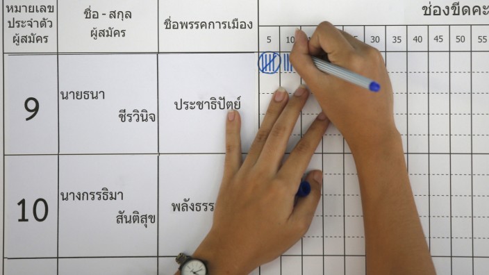 Thailand: Komplizierter Prozess: Ein thailändischer Wahlbeamter bei der Auszählung der Stimmen.