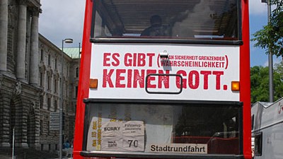 "Gottlos glücklich"-Buskampagne: Der "Gottlos glücklich"-Bus in München sorgt  für hitzige Diskussionen über Himmel, Hölle und die Bibel.