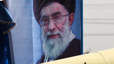 Iran: Spekulationen um Atomprogramm: Eine Langstreckenrakete vom Typ Shahab 3 wird vor dem Porträt von Ayatollah Chamenei vorbeigerollt. Iran gab am heutigen Montag einen weiteren Raketentest bekannt.