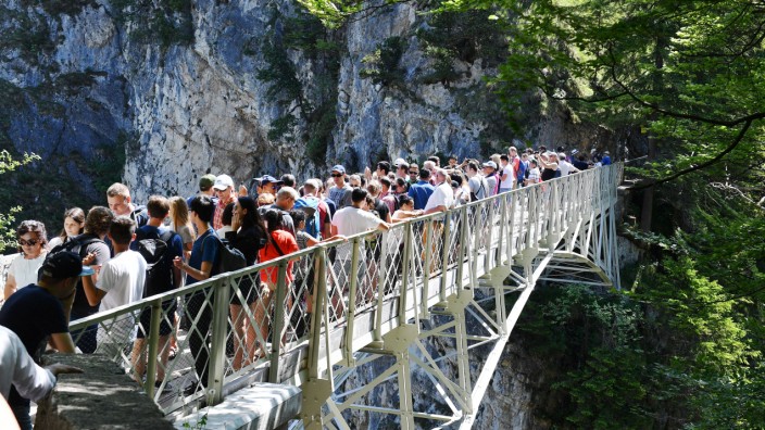 Touristen auf der Marienbrücke über der Pöllatschlucht in Schwangau bei Füssen