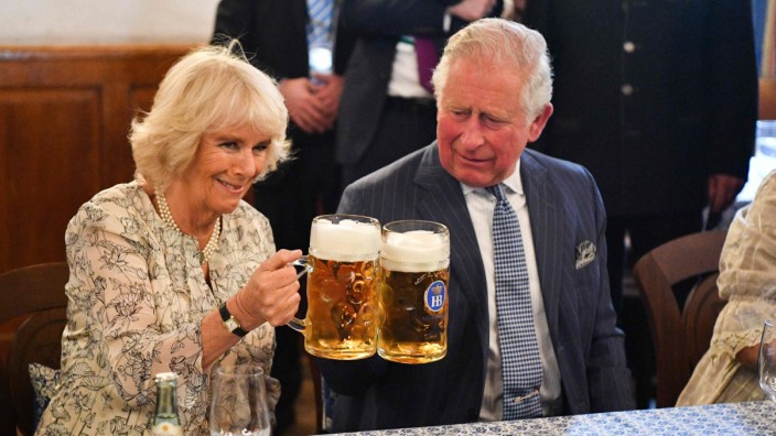 Britisches Königshaus: Camilla und Charles beim Masskrugstemmen im Hofbräuhaus, für die britischen Medien "a traditional hall in Munich".