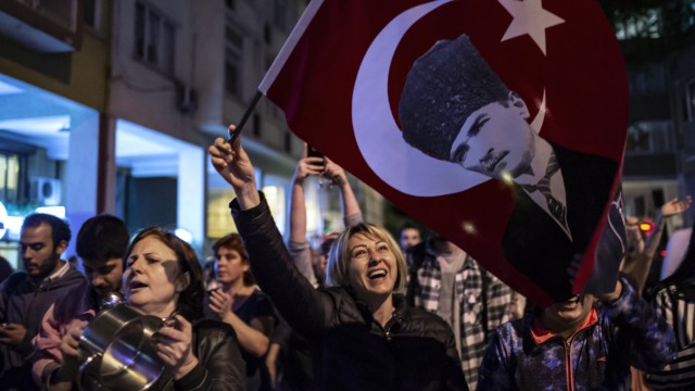 Aktuell: Topfschlagen mal anders: Menschen protestieren in Istanbul gegen die Wahlwiederholung.