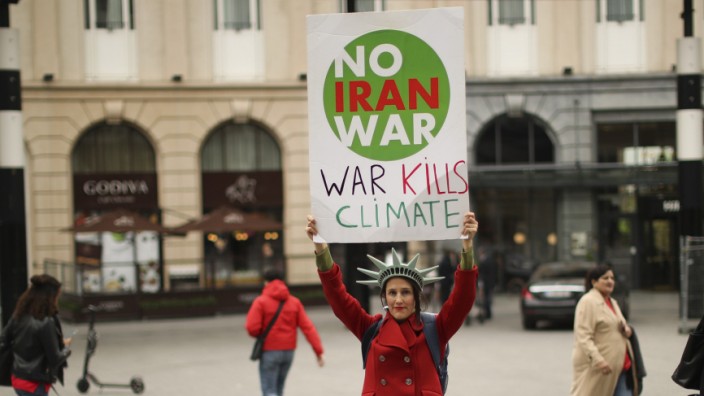 Atomkonflikt: Eine Frau protestiert in Brüssel angesichts der neuerlichen Eskalation des Atomkonflikts zwischen den USA und Iran. Europa scheint alldem weitgehend machtlos gegenüberzustehen.
