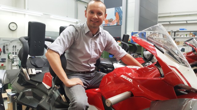 Erfindungen: Sieht aus wie ein Motorrad, ist aber ein Achterbahnsitz: Erfinder Torsten Schmidt testet im Werk ein neues Modell.