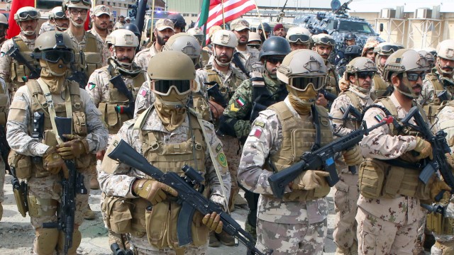Naher Osten: Soldaten in Kampfmontur bei einem US-geführten Manöver in Kuwait.