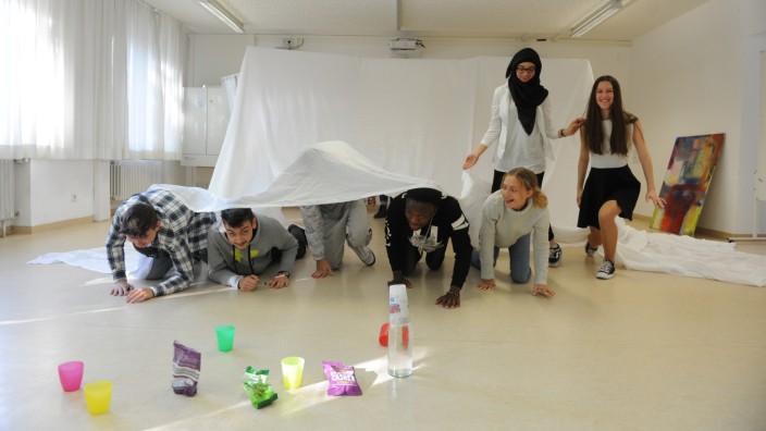 Theaterfestival "Rampenlichter": Unter einem Tuch schlüpfen die Teilnehmer von „Generation Europe“ hervor.