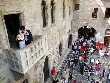 Erste Hochzeit unter Julia-Balkon in Verona