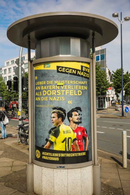Illegale Plakate gegen Rechts mit BVB-Logo