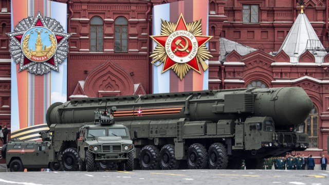 Rüstungspolitik: Eine russische Interkontinentalrakete vom Typ Topol-M bei einer Militärparade in Moskau im Mai 2019.