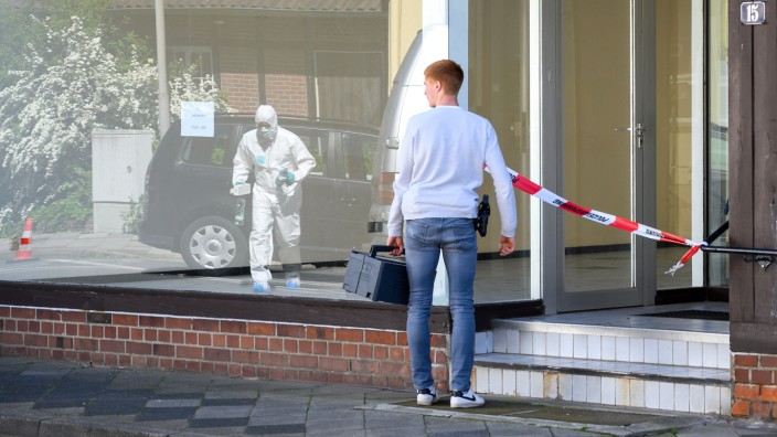 Armbrust-Fall: Die Spurensicherung der Polizei am Tatort im niedersächsichen Wittingen, wo zwei tote Frauen in einer Wohnung aufgefunden wurden.
