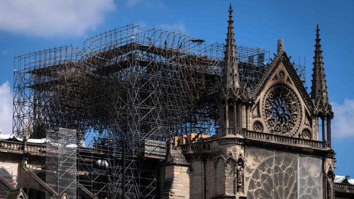 Zerstörte Kathedrale Notre-Dame: Die Pariser Kathedrale Notre-Dame mit den Aufbauten für die Rekonstruktionsarbeiten. Das Bauwerk dürfte auf Jahre geschlossen bleiben.