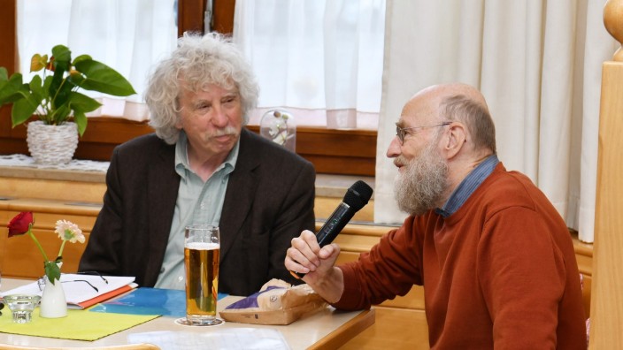 Johano Strasser: An der Basis: SPD-Vordenker Johano Strasser (links) wurde vom Dorfener Stadtrat Heiner Müller-Ermann vorgestellt.
