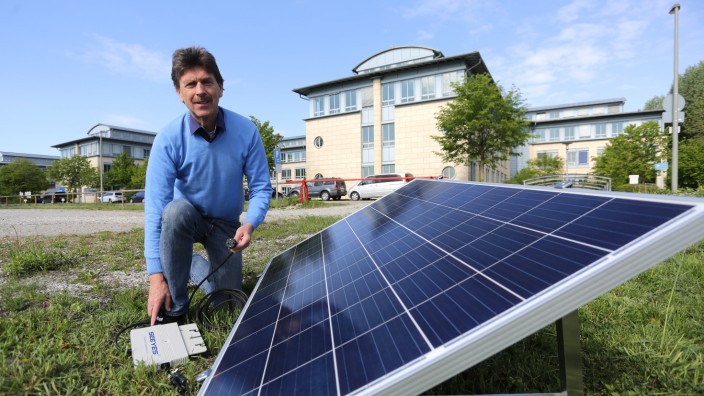 Mini-Solar-Award: Auch Mieter können etwas für die Umwelt tun und auf ihrem Balkon Strom erzeugen. Reinhard Bege demonstriert, wie die Anlage funktioniert.