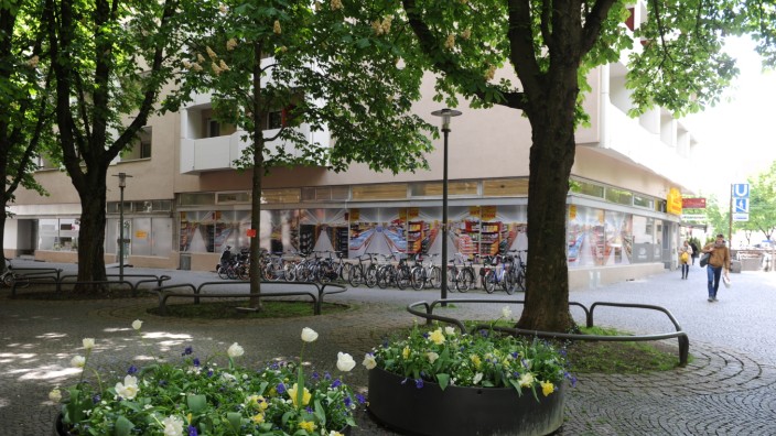 Schwabing: Statt des Discounters könnte am Hohenzollernplatz eine Gaststätte mit 70 Plätzen im Lokal und 48 Plätzen im Freien entstehen.