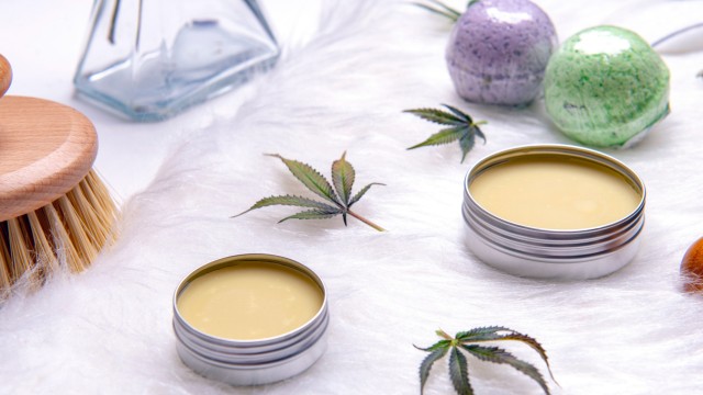 Legalisierung von Cannabis: Cannabis in Körperpflegeprodukten. Einmal in Cremes, einmal in Badebomben.