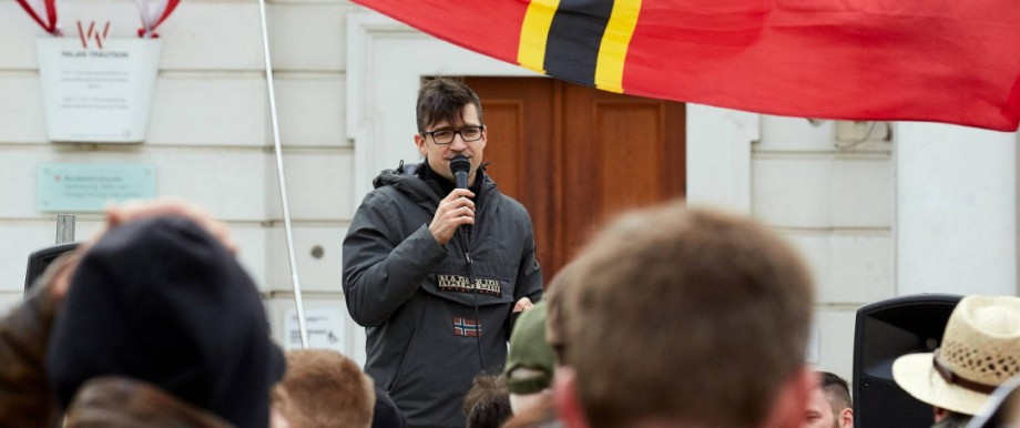 Identitäre Bewegung - Martin Sellner auf einer Kundgebung 2019 in Wien