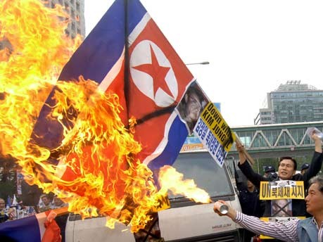 Nordkorea, Südkorea, Demonstranten, verbrennen, Fahne
