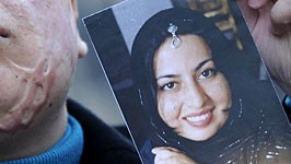 Iran: Bilder von früher: Im September 2004 schüttete ihr ein verschmähter Liebhaber in einem Park in Teheran eine Flasche voll Säure ins Gesicht.