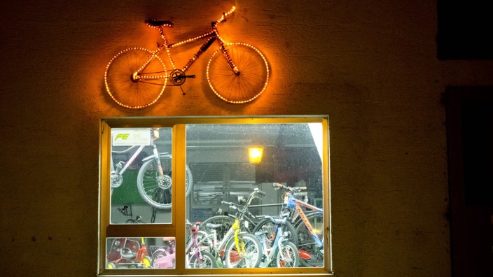 Nächtliche Beleuchtung Fahrradladen