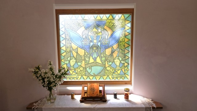 Hauskapelle: Der Maler Iring de Brauw hat die farbigen Glasfenster mit christlichen Motiven gestaltet.