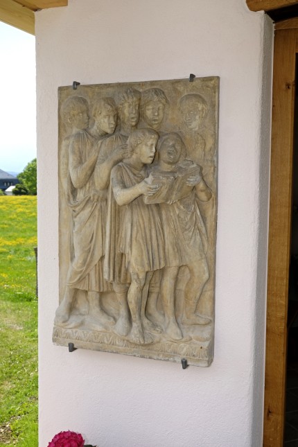 Hauskapelle: Schauspieler Josef Bierbichler hat die beiden Steintafeln gestiftet.