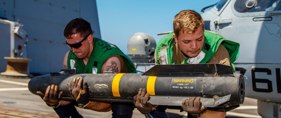 Golf-Konflikt - US-Matrosen verstauen eine Rakete an Bord der USS Bainbridge