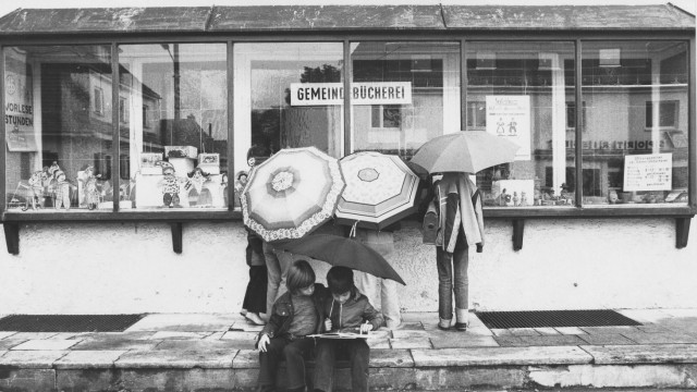 Abb35_ehemBuecherei_aussen; 1969 eröffnete die Gemeindebücherei Neubiberg mit seinem Sortiment von 2000 Büchern und zehn Zeitschriften.