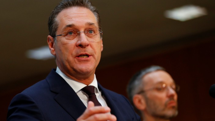 Austrian Interior Minister Kickl and Vice Chancellor Strache attend a news conference in Vienna