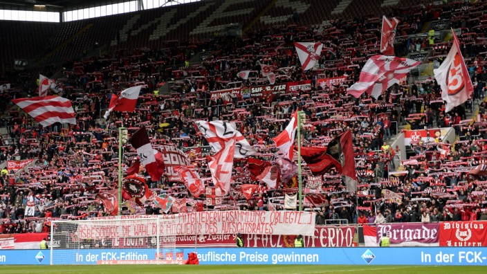 1 FC Kaiserslautern - FCK-Fans auf dem Betzenberg