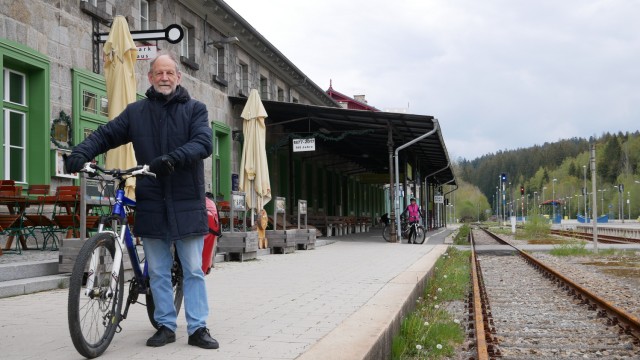 Europa und Klimaschutz: Michael Cramer mit seinem Fahrrad am Bahnhof von Bayerisch Eisenstein. Nur noch 500 Kilometer fehlen ihm, dann hat er den „Iron Curtain Trail“, den er konzipiert hat, komplett abgeradelt. Wann immer er entlang des Weges das Europa-Schild mit der 13 entdeckt, entfährt ihm ein Juchzer.