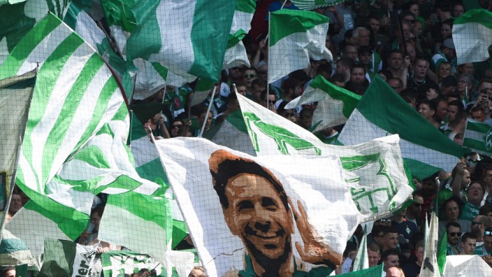 Werder Bremen: Die Werder-Fans feierten den 40-jährigen Claudio Pizarro, der dem Verein noch ein weiteres Jahr erhalten bleiben wird.