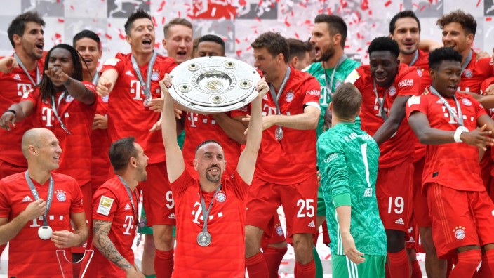 Deutscher Meister: Meistertitel zum Abschied: Franck Ribéry reckt die Schale in die Luft.