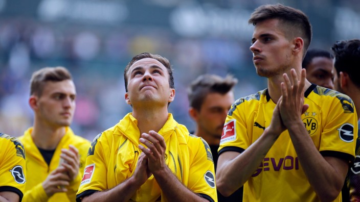 Borussia Dortmund: Applaus für eine Saison, in der der BVB lange ganz oben stand: Mario Götze und Julian Weigl (re.).
