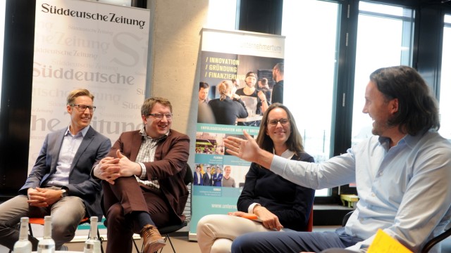 Gipfelstürmer: SZ-Gründersalon in München: Erfolgreiche Unternehmer im Gespräch mit Start-up-Netzwerkern. Von rechts: Oliver Trinchera (Kinexon), Anna Lukasson-Herzig (Nyris), Martin Giese (Xpreneurs) und Heiko Huber (Tech Founders).