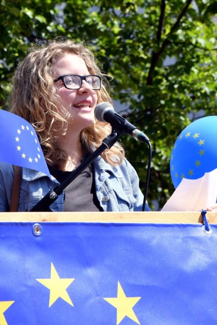 Pulse of Europe Erding: Auch Schülerin Jana Schröder von Fridays for Future hielt eine Rede. Die Veranstaltung stand ganz im Zeichen der kommenden EU-Wahl am 26. Mai.
