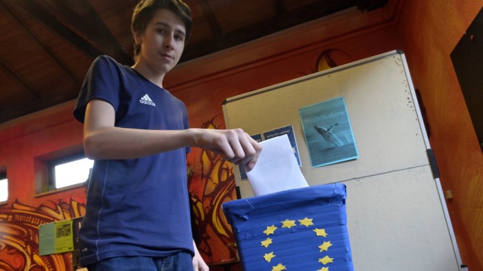 Europawahl: Ab in die Urne. Bei der U 18-Wahl in Unterhaching herrschte am Freitag eine rege Wahlbeteiligung unter den Kindern und Jugendlichen.