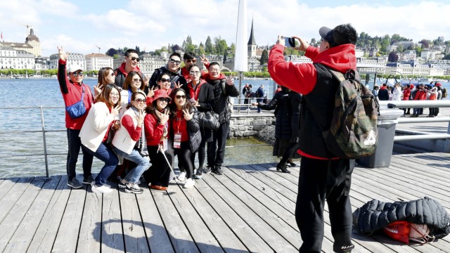 13 05 2019 Luzern Schweiz 4000 Chinesen erobern Luzern Mega Reisegruppe mit 100 Cars Im Bild Man