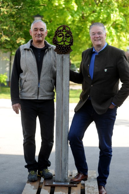 Städtepartnerschaft: Der Bildhauer Uli Borde (links) hat die Stele mit dem Antlitz des Garchinger Namensgebers Gowirich geschaffen, die Bürgermeister Dietmar Gruchmann der Partnerstadt Radeberg schenken will.