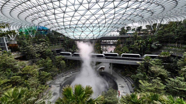 Flughäfen: Die neueste Attraktion auf dem Gelände heißt Jewel. Unter einer futuristischen Kuppel liegt eine Dschungelwelt samt Wasserfall.