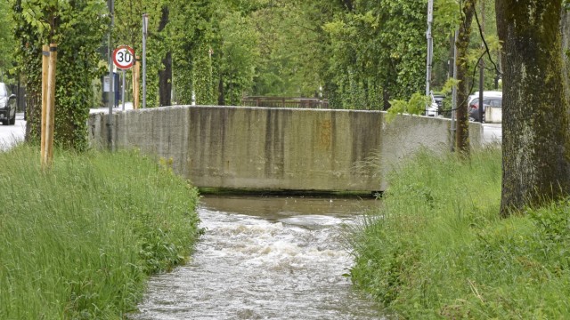 Starkregen: Deutlich angestiegen sind die Pegel seit Montag. So erreicht der Starzelbach in Eichenau fast diese Brücke. Aber dass er über die Ufer treten wird, damit rechnen die Einsatzkräfte nicht. Was auch für die Amper gilt.
