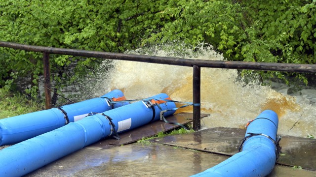 Dauerregen: Die Feuerwehr pumpt die Wassermassen zum Teil durch Schläuche in den Hachinger Bach.