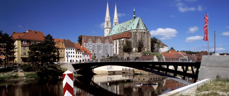 Kommunalwahl in Sachsen: Ufer der Neiße mit der Peterskirche. Die Brücke verbindet Deutschland mit Polen