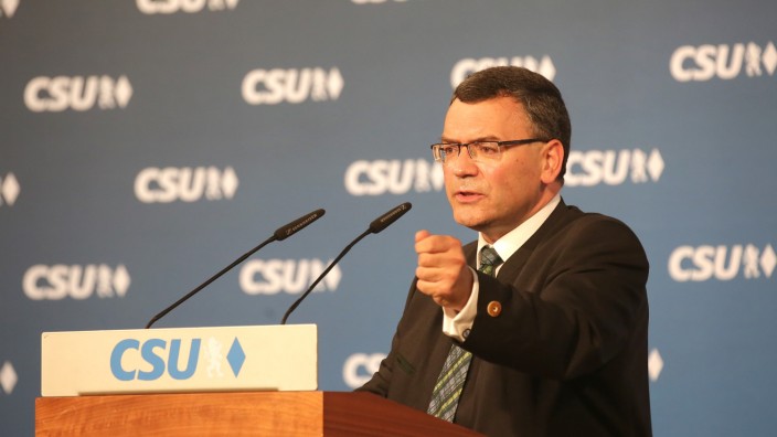 CSU-Kreisverband Freising: Florian Herrmann bleibt weiter Kreisvorsitzender der CSU und wird wohl auch in Zukunft auf Veranstaltungen im Landkreis, wie hier der Moosburger Herbstschau, zu sehen sein.
