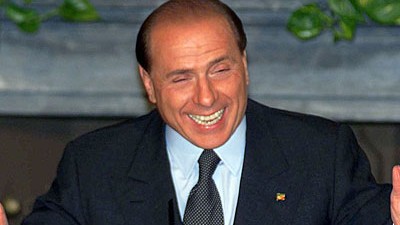 Berlusconi und Bikini-Bilder: Bikini-Bilder und Haifischgrinsen: Silvio Berlusconi gefällt sich in der Rolle des Entertainers.