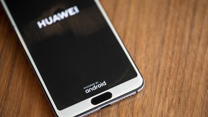 Huawei Smartphone As Top U.S. Tech Companies Begin to Cut Off Vital Huawei Supplies